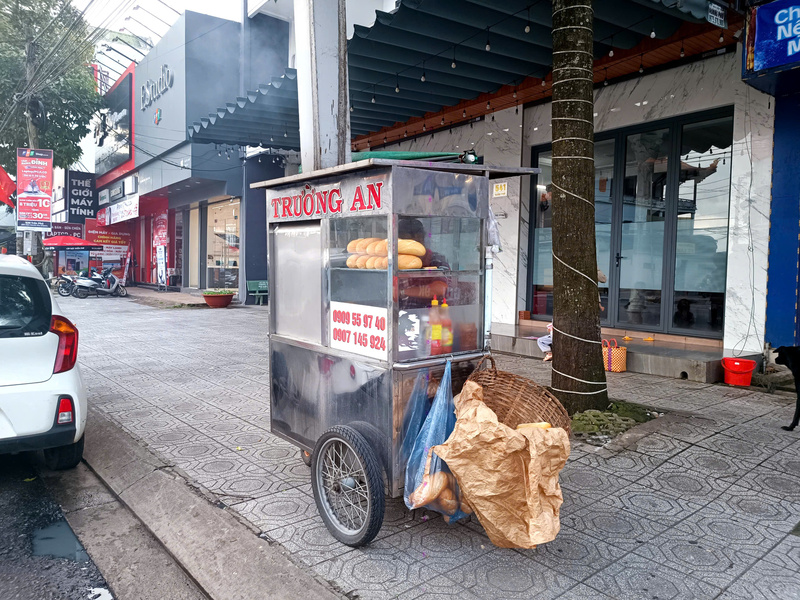 banh-mi-kep-thit-day-dan-ngon